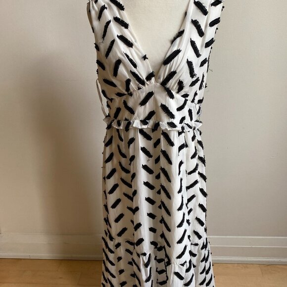 ALI + Jay A-Line Embroidered Dress BNWOT Sz Large Black White Ruffle Hem - Picture 2 of 10